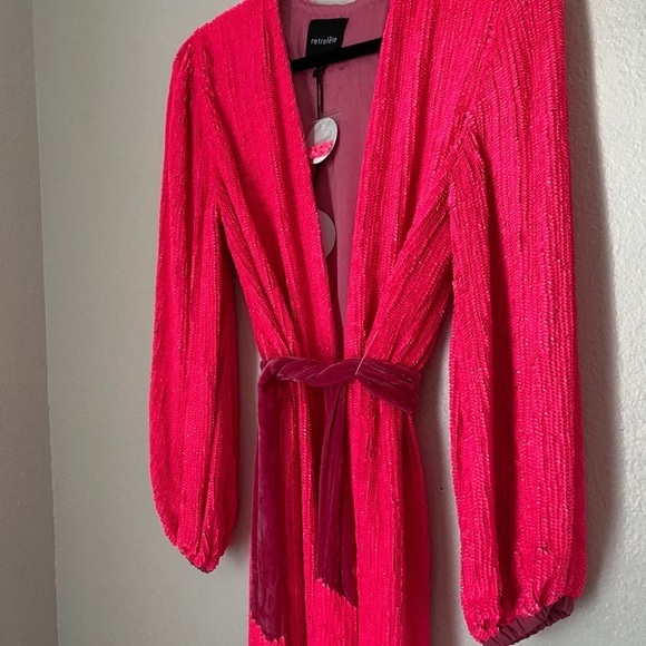 RETROFÊTE Audrey neon pink sequined wrap dress - Picture 8 of 9